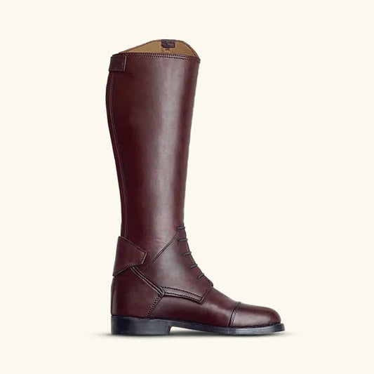 Devogue Nova boots – anti-slip sole and detailed stitching
