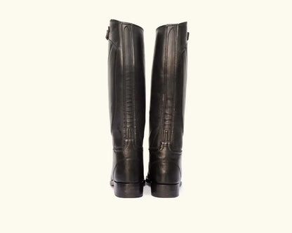 Horse rider wearing 3-layer D boots